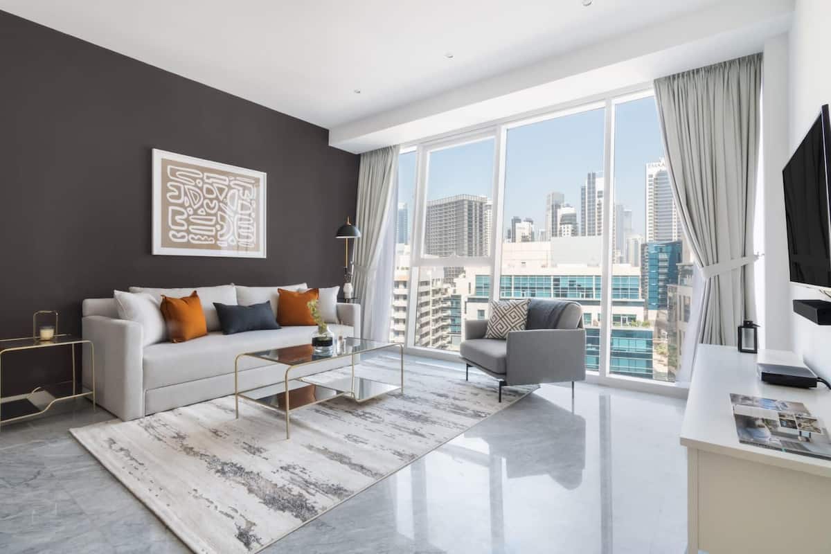 Business Apartment The Pad 809 | Living area | 50-inch flat-screen TV with cable channels