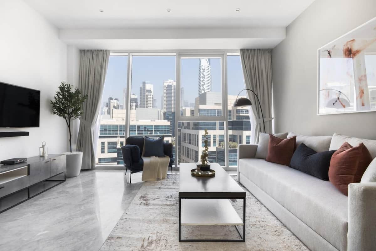 Business Apartment The Pad 810 | Living area | 50-inch flat-screen TV with cable channels