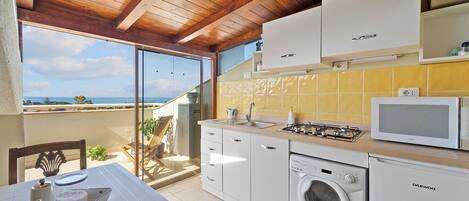 Réfrigérateur, four à micro-ondes, un four, surface de cuisson
