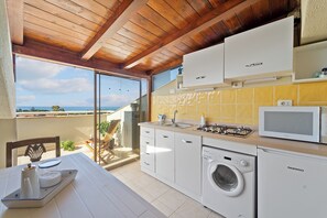 Een koelkast, een microgolfoven, een oven, een kookplaat