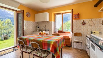 Frigorifero, forno, piano cottura, macchina per tè/caffè