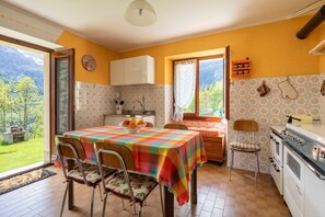 Jääkaappi, uuni, liesi, kahvin-/teenkeitin