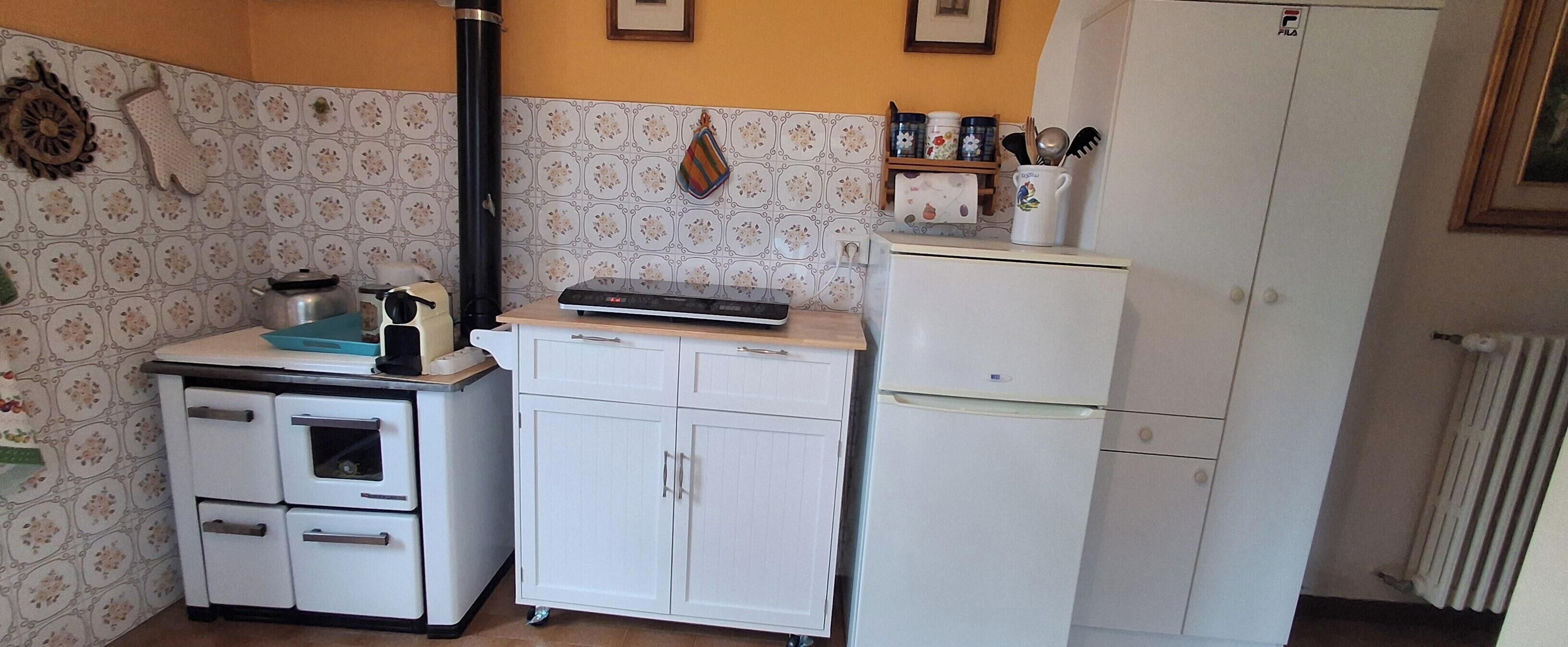 Cafetera o tetera, frigorífico, placa de cocina y hervidor eléctrico
