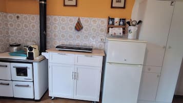 Cafetera o tetera, frigorífico, placa de cocina y hervidor eléctrico