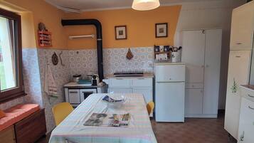 Coffee/tea maker, fridge, stovetop, electric kettle