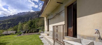 Appartamento vacanze 'Il Melo' con vista sulle montagne e giardino in comune
