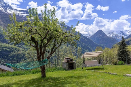 Property grounds. Holiday Apartment 'Il Melo' with Mountain View and Shared Garden