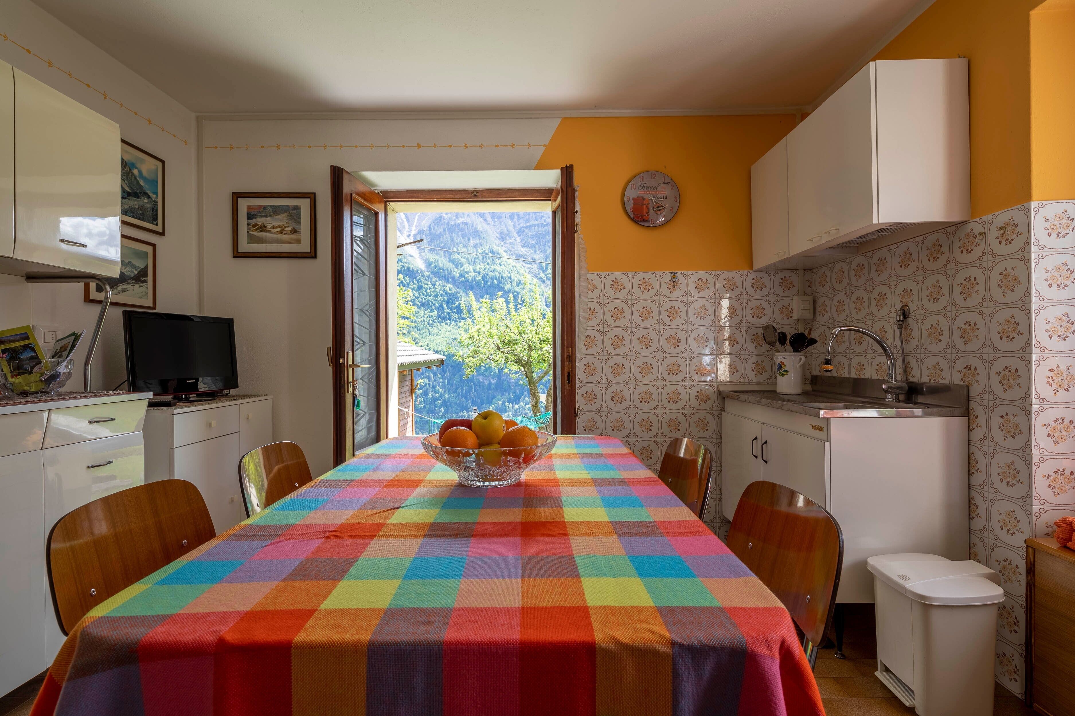 Kühlschrank, Ofen, Herdplatte, Wasserkocher mit Kaffee-/Teezubehör
