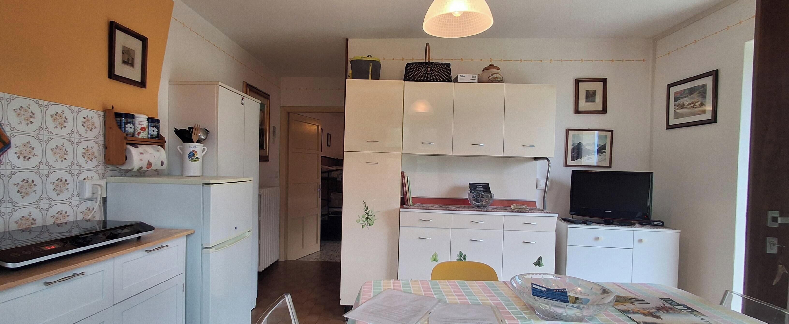 Coffee/tea maker, fridge, stovetop, electric kettle
