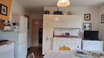 Coffee/tea maker, fridge, stovetop, electric kettle