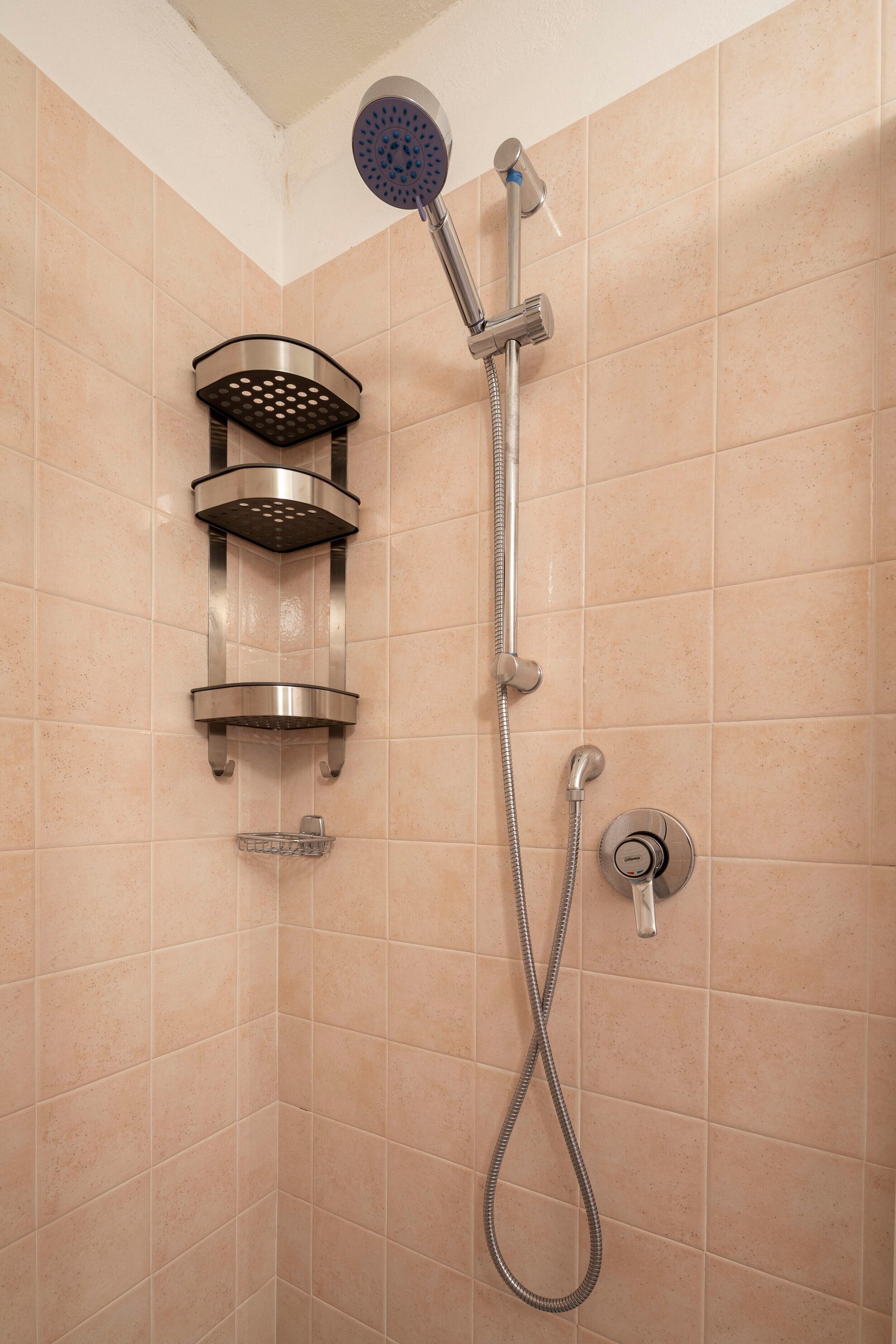 Een douche, een haardroger, handdoeken