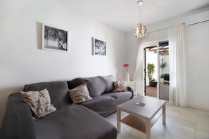 TV - Holiday Home "San Jeronimo" with Private Garden & Wi-Fi (Sanlúcar de barrameda)