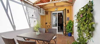 Holiday Home "San Jeronimo" with Private Garden & Wi-Fi