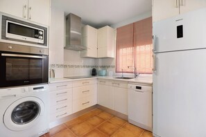 Een koelkast, een magnetron, een oven, een kookplaat