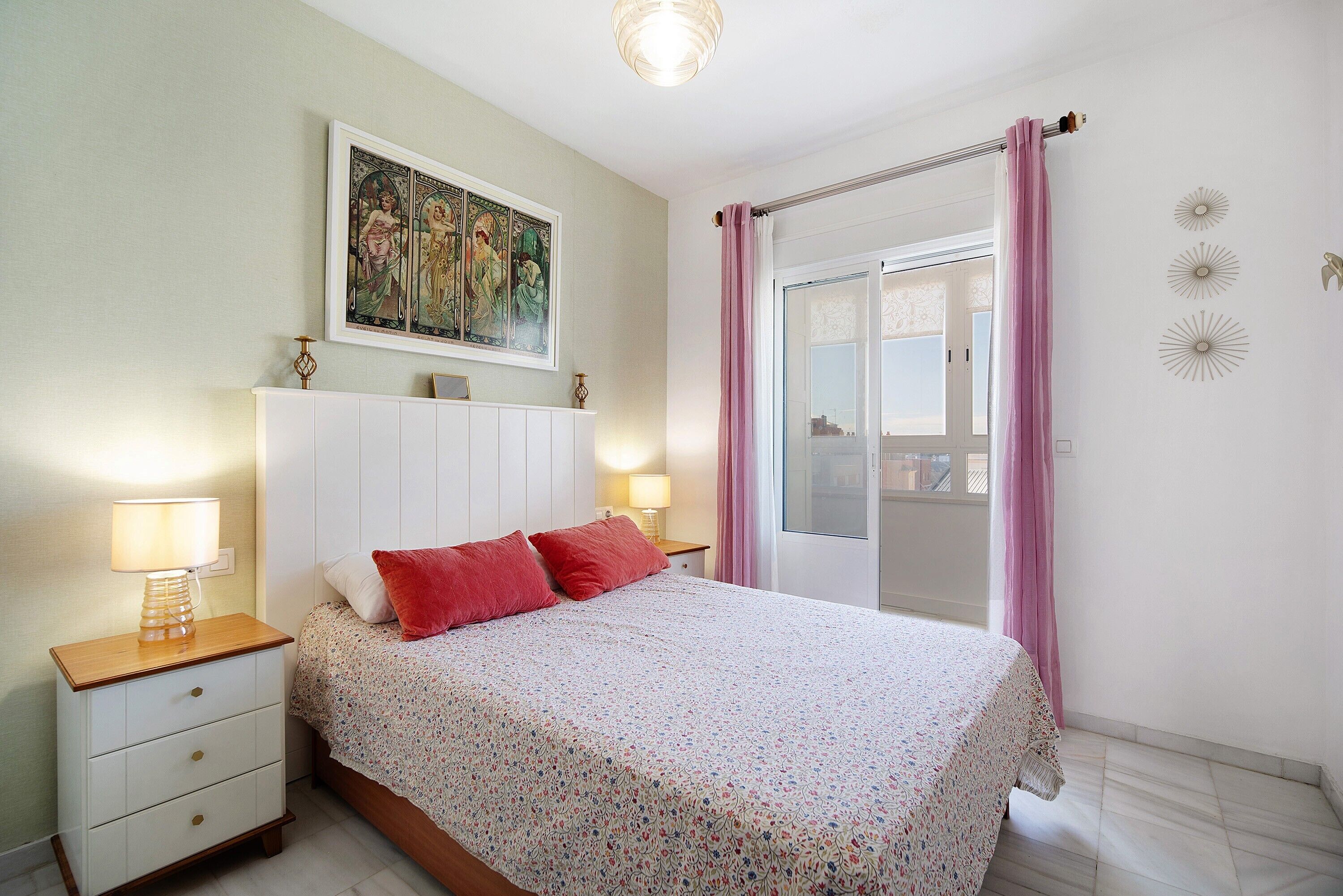 3 slaapkamers, een strijkplank/strijkijzer, gratis wifi, beddengoed