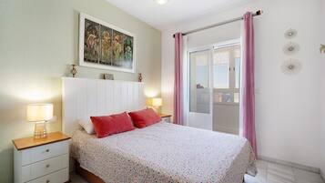 3 slaapkamers, een strijkplank/strijkijzer, gratis wifi, beddengoed