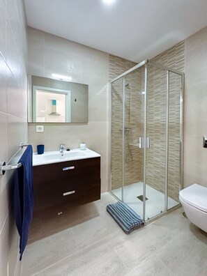 Shower, hair dryer, towels - Vacation Apartment "La Casita De Gara" (Caleta del Sebo)