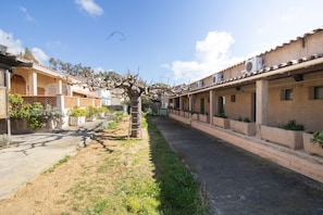 Une rue résidentielle bordée de maisons, avec un arbre et une échelle.