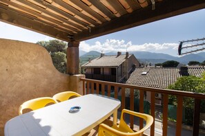 Outdoor dining - Apartment 'Le Sei' with Sea View, Wi-Fi and Air Conditioning (Appietto)