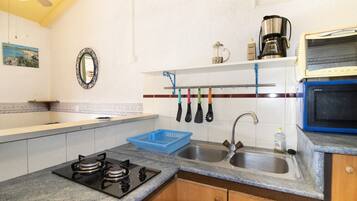 Jääkaappi, mikroaaltouuni, uuni, liesi