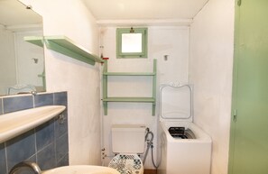 Shower - Apartment 'Le Sei' with Sea View, Wi-Fi and Air Conditioning (Appietto)