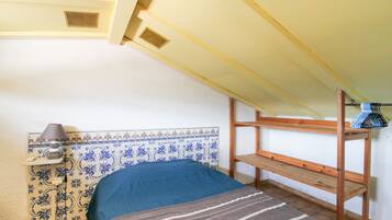 1 slaapkamer, een strijkplank/strijkijzer, gratis wifi