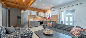 Villa 'Elia' mit Meerblick, Garten, Terrasse und WLAN