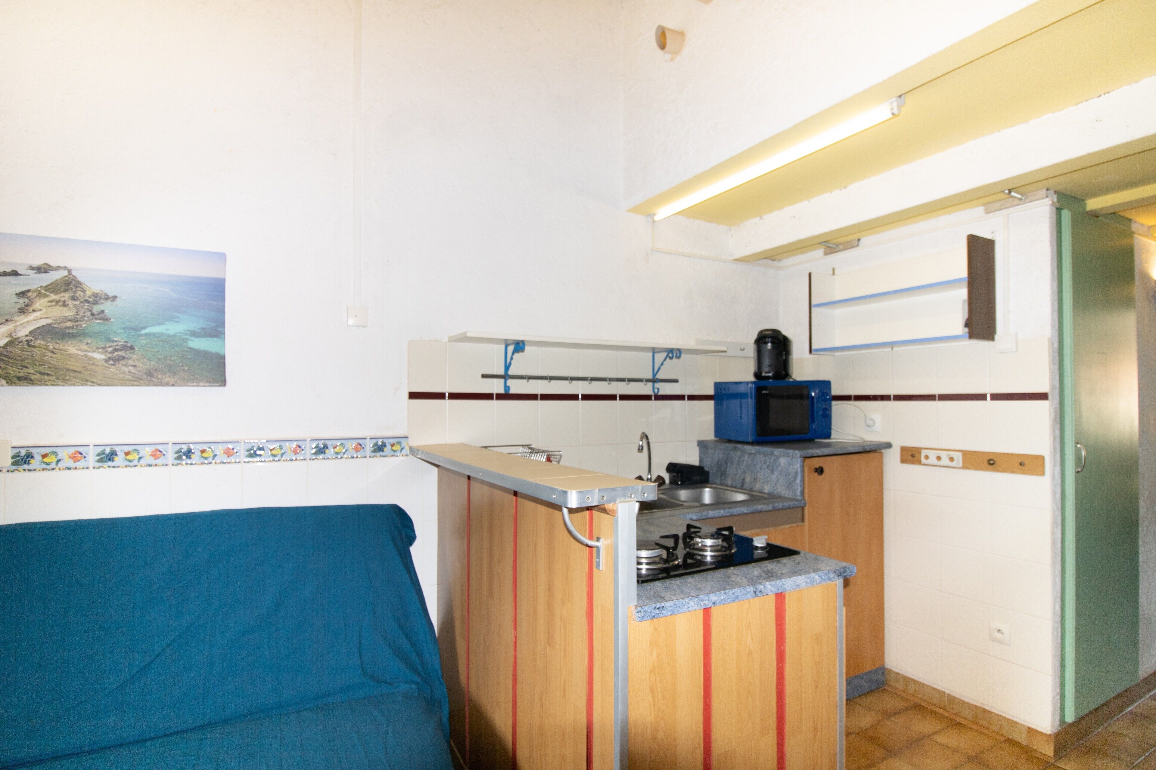 Kjøleskap, mikrobølgeovn, kokeplater og kaffetrakter/tekoker