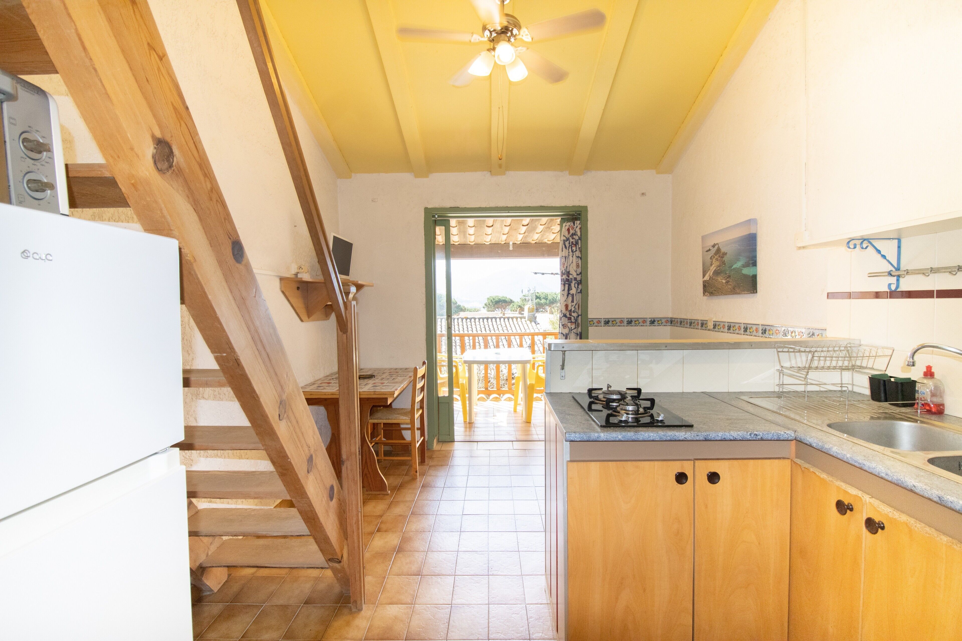 Kjøleskap, mikrobølgeovn, kokeplater og kaffetrakter/tekoker