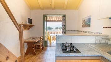 Jääkaappi, mikroaaltouuni, liesi, kahvin-/teenkeitin