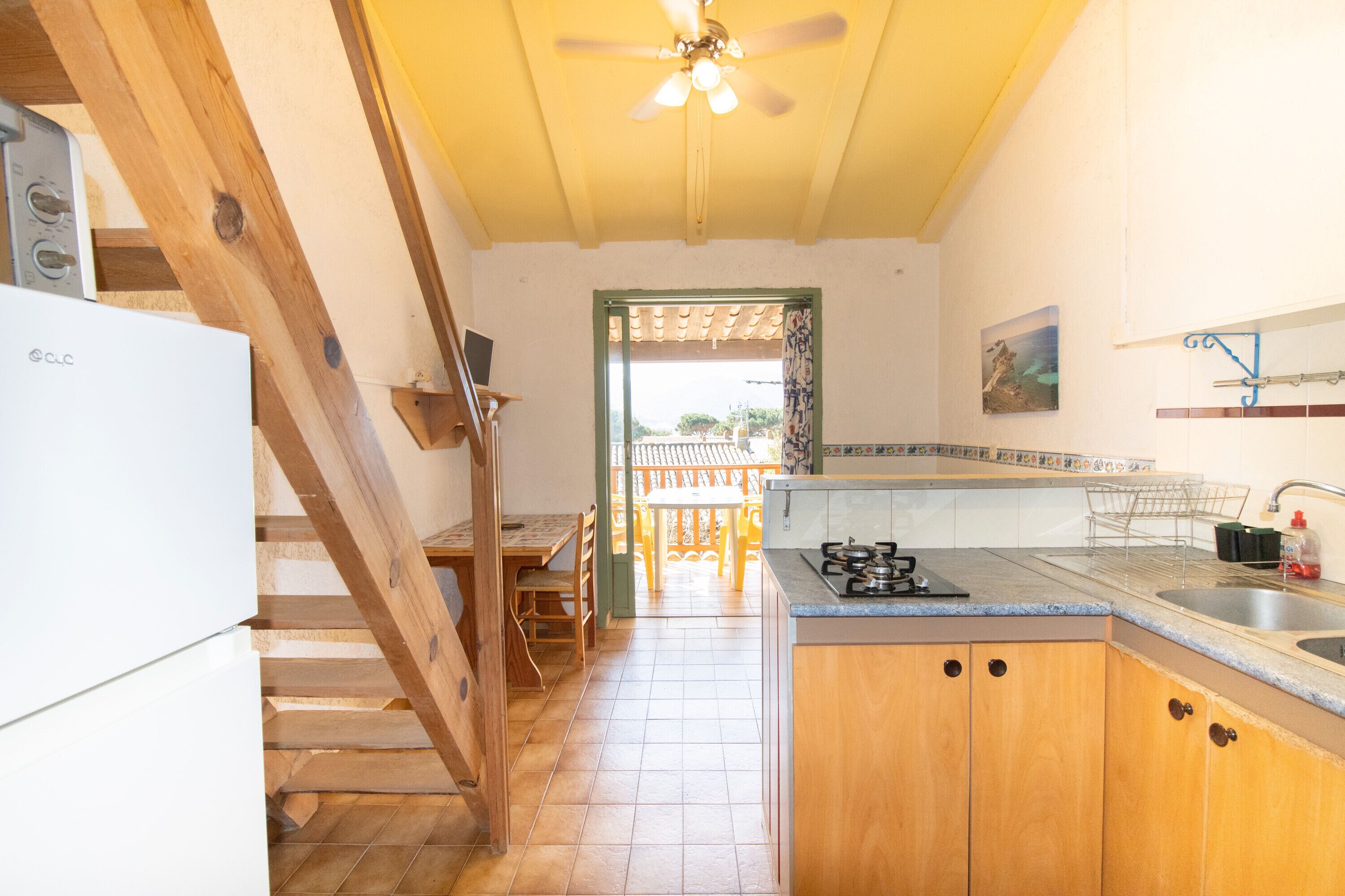 Jääkaappi, mikroaaltouuni, liesi, kahvin-/teenkeitin