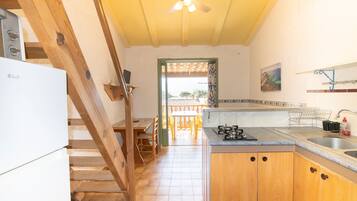 Refrigerador, microondas, parrilla de estufa y cafetera y tetera