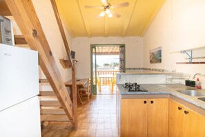 Køleskab, mikrobølgeovn, kogeplade, kaffe-/temaskine