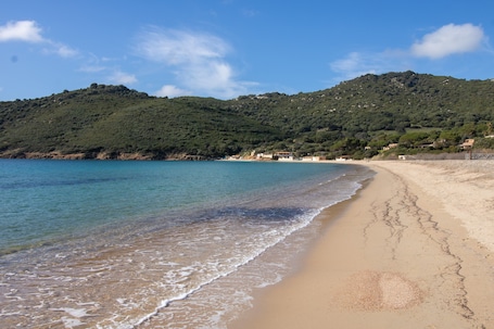 Beach nearby. Apartment 'L'Unu' with Sea View, Wi-Fi and Air Conditioning