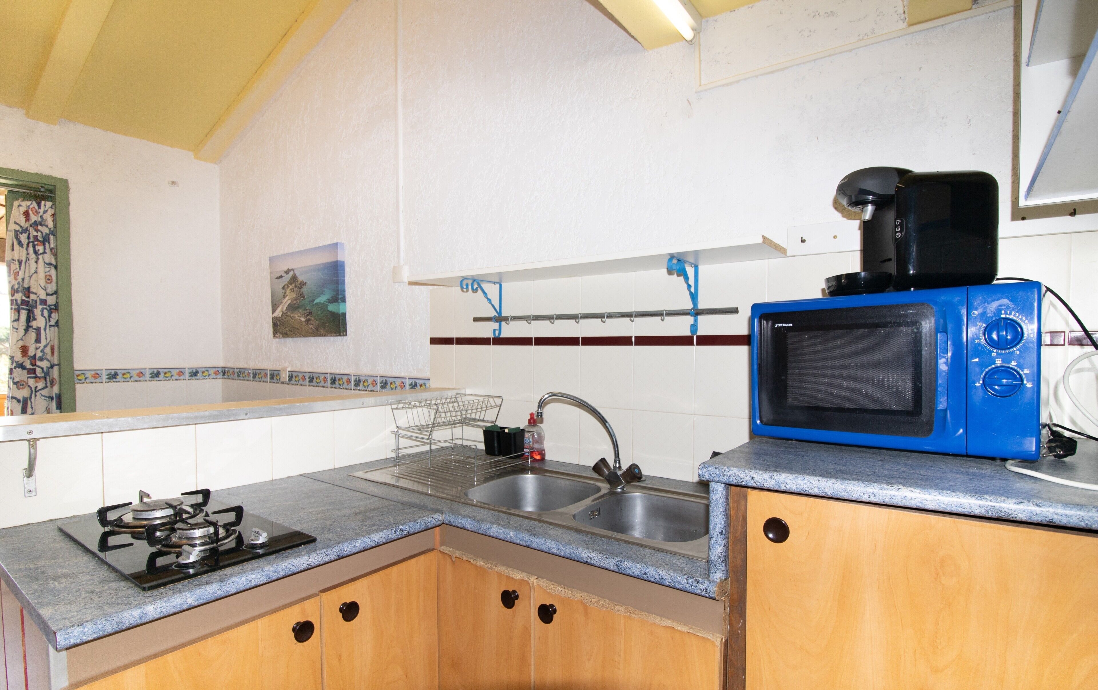 Kylskåp, mikrovågsugn, spishäll och kaffe- och tebryggare