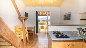 Een koelkast, een microgolfoven, een kookplaat