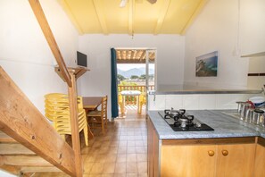 Kühlschrank, Mikrowelle, Herdplatte, Wasserkocher mit Kaffee-/Teezubehör