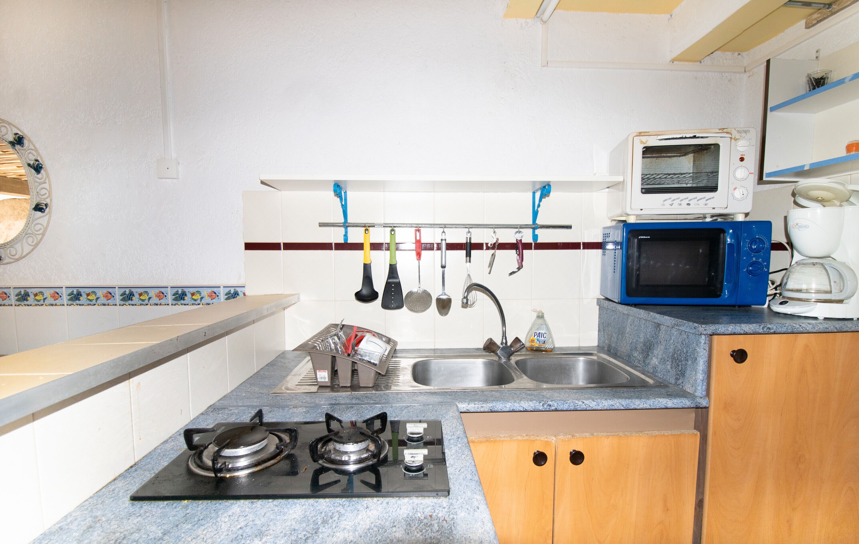 Kjøleskap, mikrobølgeovn, kokeplater og kaffetrakter/tekoker