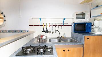 Een koelkast, een microgolfoven, een kookplaat