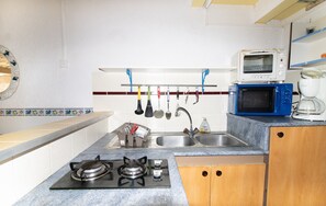 Kühlschrank, Mikrowelle, Herdplatte, Wasserkocher mit Kaffee-/Teezubehör