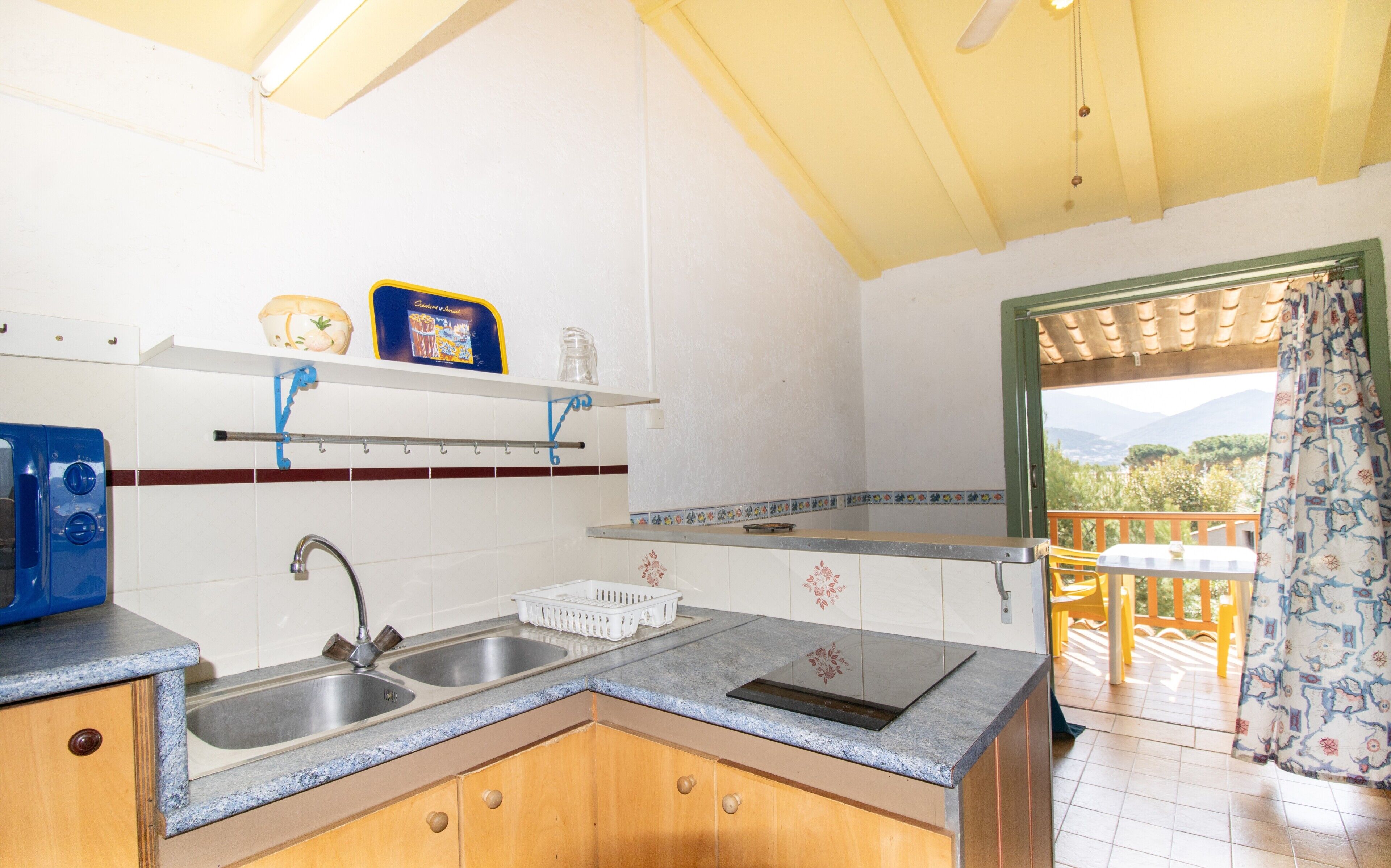 Kylskåp, mikrovågsugn, spishäll och kaffe- och tebryggare