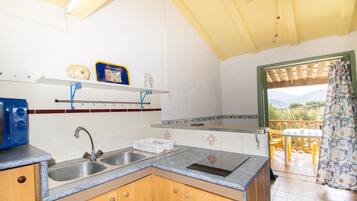 Kylskåp, mikrovågsugn, spishäll och kaffe- och tebryggare