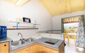 Réfrigérateur, micro-ondes, plaque de cuisson, cafetière/bouilloire