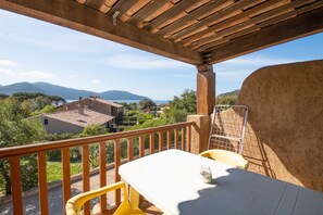Outdoor dining - Le Capraia 80m from the Beach – Sea and Mountain View, Private Terrace, Air Conditioning and Wi-Fi (Appietto)