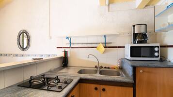 Refrigerador, microondas, parrilla de estufa y cafetera y tetera