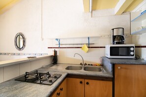 Een koelkast, een magnetron, een kookplaat