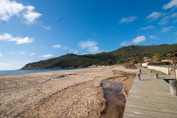 Beach nearby - Erbalunga 80m from the Beach – Sea and Mountain View, Private Terrace, Air Conditioning and Wi-Fi (Appietto)