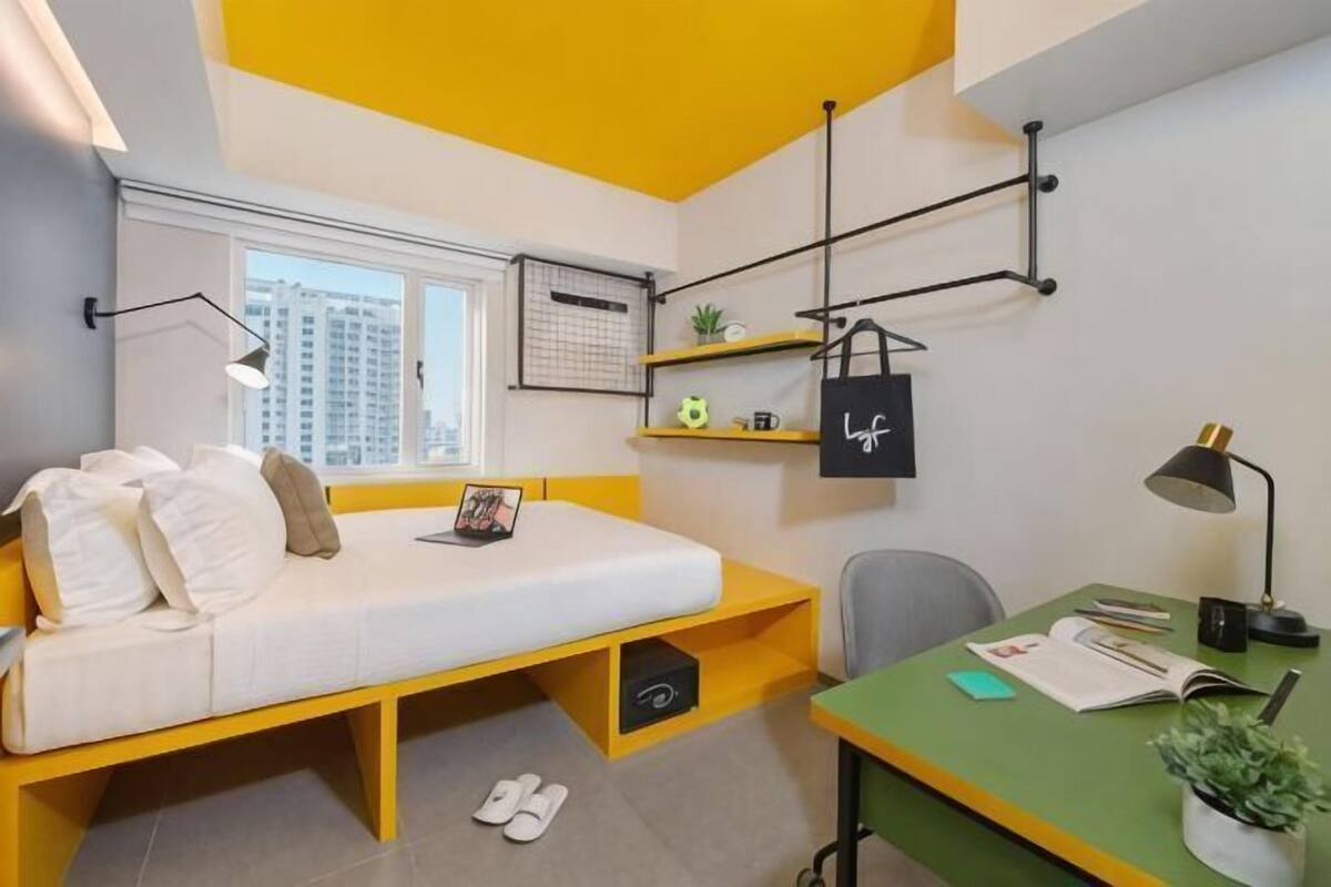 Roupas de cama premium, cofres nos quartos, escrivaninha