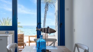A dining table with a blue bottle, starfish, and a shark decoration. - Apartment 'Calafellmar Loft' with Sea View, Wi-Fi and Air Conditioning (Calafell)