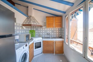 Réfrigérateur, four à micro-ondes, un four, surface de cuisson